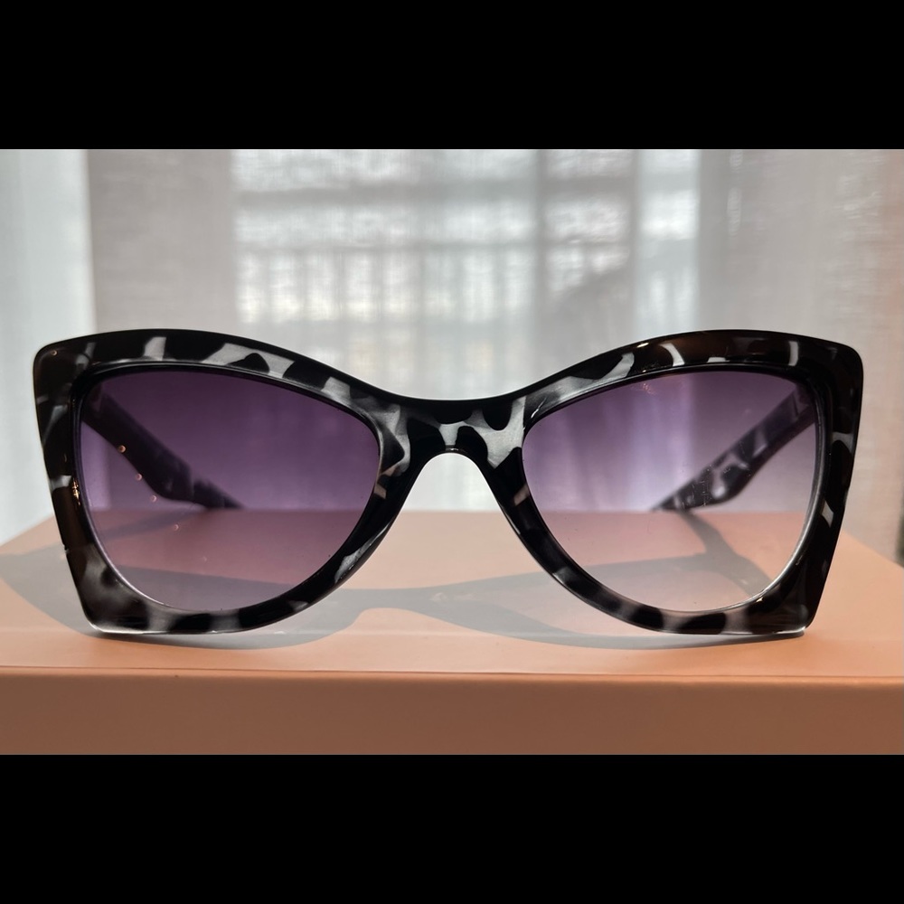 Cat eye print sunglasses